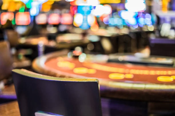 Live Three Card Poker dealer on mutubet mobile interface